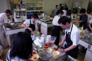 '野菜ソムリエコミュニティいわて'の方と陸前高田市の参加者の方が一緒に調理しました．...手際が良い！